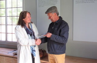 Wethouder Bruines neemt publicatie in ontvangst